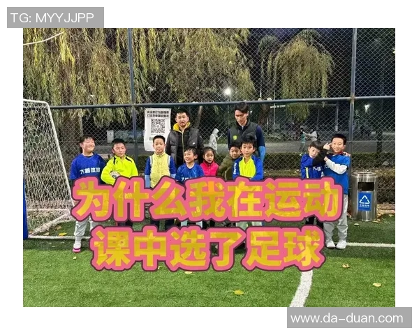 足球踹脑袋事件引发的争议与反思：体育精神与安全意识的双重考量